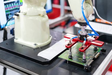 yüksek teknoloji ve hassas robot kolu ve otomatik vakum veya vakum kabı, sanayi bölgesinde ulaşım pcb 'si veya malzeme ürünleri veya üretim sürecinin ürünü