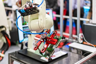 yüksek teknoloji ve hassas robot kolu ve otomatik vakum veya vakum kabı, sanayi bölgesinde ulaşım pcb 'si veya malzeme ürünleri veya üretim sürecinin ürünü