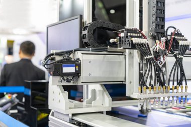 yüksek teknoloji ve hassas otomatikman vakum veya taşıma malzemelerini seçmek için vakum veya vakum kabı veya endüstriyel üretim sürecinde sürekli olarak üretilen ürün