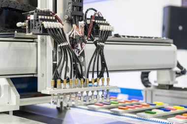 yüksek teknoloji ve hassas otomatikman vakum veya taşıma malzemelerini seçmek için vakum veya vakum kabı veya endüstriyel üretim sürecinde sürekli olarak üretilen ürün