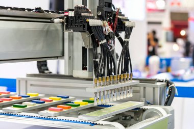 yüksek teknoloji ve hassas otomatikman vakum veya taşıma malzemelerini seçmek için vakum veya vakum kabı veya endüstriyel üretim sürecinde sürekli olarak üretilen ürün