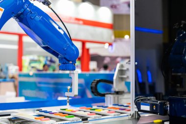 yüksek teknoloji ve hassas otomatikman vakum veya taşıma malzemelerini seçmek için vakum veya vakum kabı veya endüstriyel üretim sürecinde sürekli olarak üretilen ürün