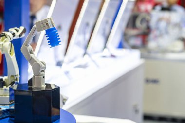 Endüstriyel çalışmalarda üretim sürecinin ürünleri veya taşımacılık malzemelerini seçmek için vakum veya vakum kabına sahip model otomatik robot