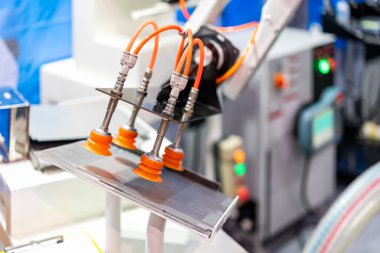 yüksek teknoloji ve hassas robot kolu ve otomatik vakum veya vakum kabı, endüstriyel üretim sürecinin ürünleri veya taşımacılık metal levhası veya malzeme ürünleri için