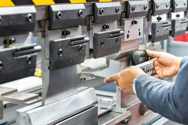 Yarı otomatik hidrolik bükme makinesinin dişlerini kapat ve teknisyenin elleri bükme sırasında metal levhayı ya da iş parçasını yakala..