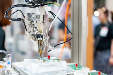 Lehim veya kaynak bölümü veya bileşeni sırasında pcb (yazdırma devresi) montaj makinesi için yüksek teknoloji ve modern otomatik robot