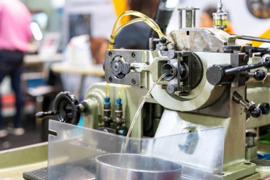 Petrol ya da kayganlaştırıcı, kablo besleme ünitesinin delik deşik kapısından sürekli yüksek teknoloji ve hassas otomatik pin ya da endüstriyel üretim makinesi