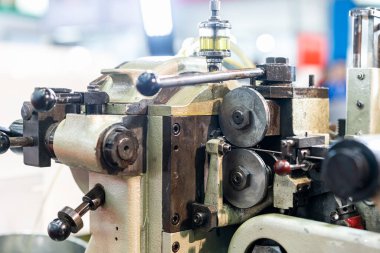 Metal tel besleme ünitesinin sürücü tekerleği endüstriyel için sürekli otomatik pin veya fiş yapma makinesi