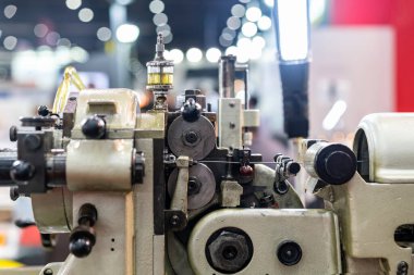 Metal tel besleme ünitesinin sürücü tekerleği endüstriyel için sürekli otomatik pin veya fiş yapma makinesi