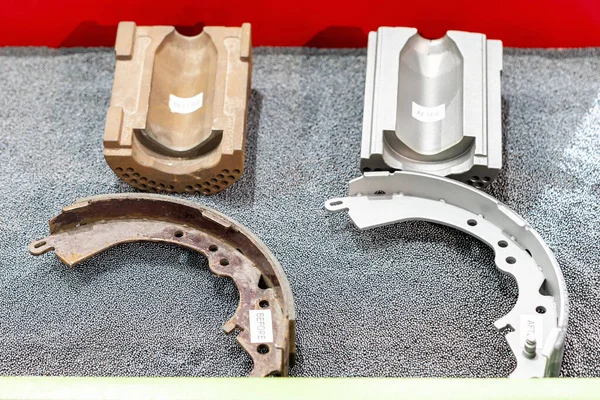 Alet ya da ekipman metal parçaları paslanmadan önce ve sonra gösterilir. Patlama işlemi sırasında pas çıkarılır. Kutudaki çelik topa konur.
