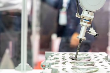 yüksek teknoloji kesinlik vakum emici emme montaj emme vanası sırasında silindir başlı motor veya motorlu araç endüstriyel üretim sürecinin ürünleri ile yüksek teknoloji otomatik seçim