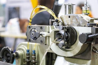 Petrol soğutucu veya kayganlaştırıcı, endüstriyel endüstriyel için sürekli yüksek teknoloji ve hassas otomatikman ya da fiş yapma makinesinin delik boşaltma kapısından dışarı akar.