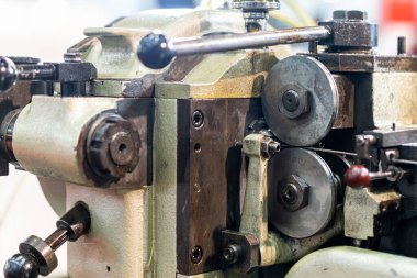 Metal tel giriş ünitesinin sürücü çarkı sürekli otomatik pin veya endüstriyel için fiş yapma makinesi