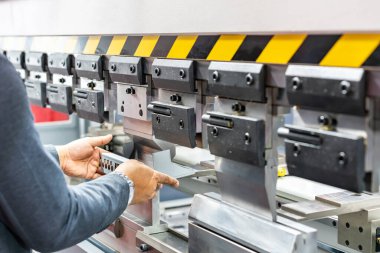 Yarı otomatik hidrolik bükme makinesinin dişlerini kapat ve teknisyenin elleri bükme sırasında metal levhayı ya da iş parçasını yakala..