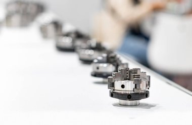 Küçük yeni üç çene ürün veya parçalar için üretim sürecinin chuck sehpası masa üzerinde sanayi klemping