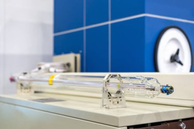 Lazer kesme makinesi lazer ışını kaynağı veya sanayi için cnc oymacılığı