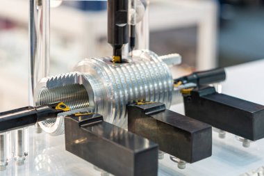 Endüstriyel üretim süreci için cnc makine veya torna makinesinin birçok kesme aracı veya iş parçası yüksek doğruluk