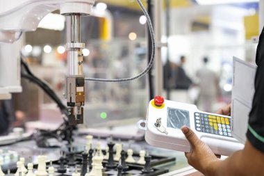 İnsan ya da teknisyen komut bilgisi girer kablosuz uzaktan geçiş kontrol için otomatik robot kolu kaldırma ve yer ve satranç oynamak için satranç taşları hareket