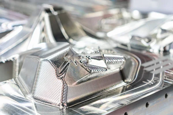 Yüksek hassasiyet ve kaliteli cnc makine merkezi malzemesi ile üretilen otomobil enjeksiyon metal kalıbı üretiminin çalışma yüzeyi