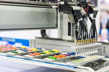 yüksek teknoloji ve hassas otomatikman vakum veya taşıma malzemelerini seçmek için vakum veya vakum kabı veya endüstriyel üretim sürecinde sürekli olarak üretilen ürün