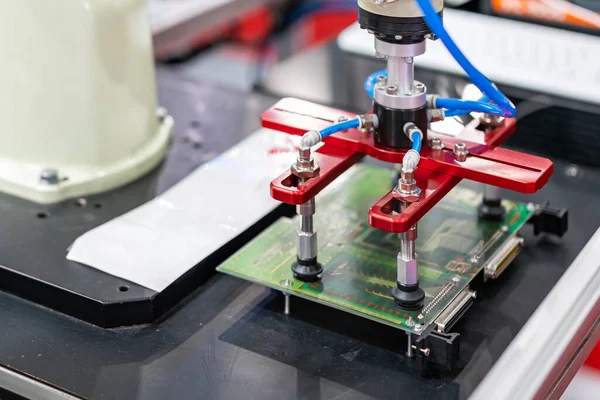yüksek teknoloji ve hassas robot kolu ve otomatik vakum veya vakum kabı, sanayi bölgesinde ulaşım pcb 'si veya malzeme ürünleri veya üretim sürecinin ürünü