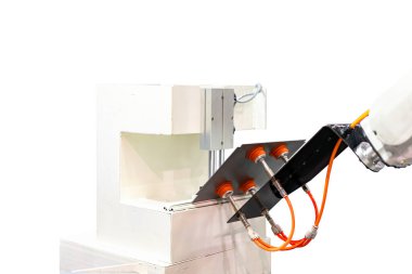 Endüstriyel izolasyon yolu ile izole edilmiş endüstriyel üretim sürecinin ürünleri veya taşımacılık metal levhası için robot kolu ve otomatik vakum veya vakum kabı