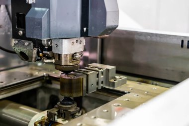 Yüksek teknoloji ve hassas cnc edm elektrik tel kesme makinesinin nozülünü ve kablo kontrol besleme ünitesini kapatın. Fabrikadaki üretim sürecinde üretim sırasında ürün ile birlikte