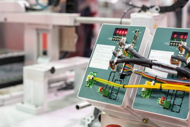 Programlanabilir Mantık Kontrolcüsü PLC endüstriyel otomasyon sistemlerinin geniş çeşitlilikteki kontrolü için gelişmiş teknoloji