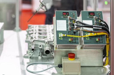 Programlanabilir Mantık Kontrolcüsü PLC endüstriyel otomasyon sistemlerinin geniş çeşitlilikteki kontrolü için gelişmiş teknoloji