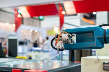 Otomatik hızlı pnömatik 3 jaws chuck yakalayıcı veya tutucu klemp ve iş parça otomatik robot kolu endüstriyel çalışma üretim süreci için