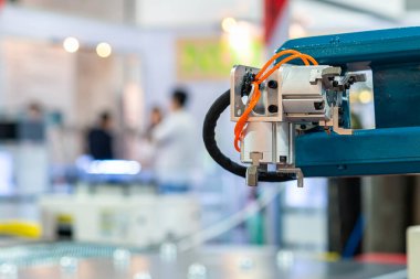 Otomatik hızlı pnömatik 3 jaws chuck yakalayıcı veya tutucu klemp ve iş parça otomatik robot kolu endüstriyel çalışma üretim süreci için