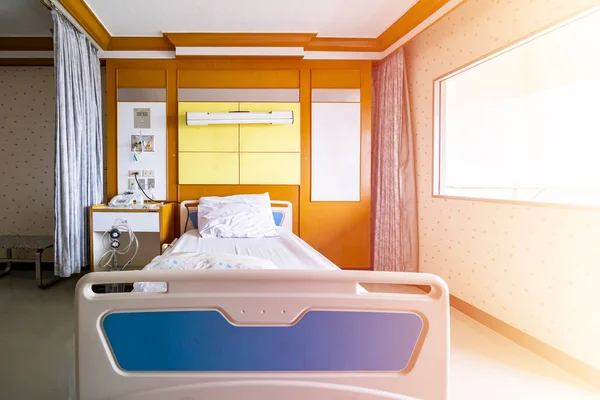 Sängen Och Bekväma Tillbehör Eller Livräddningsutrustning För Patientåterhämtning Sjukhus — Stockfoto