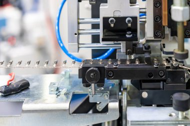 Elektrik ve elektronik endüstriyel elektrik tesisatı için otomatik ve sürekli elektrik terminali sıkıştırma makinesi