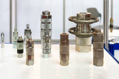 Birçok tip ve farklı metal çok hızlı bağlantı konnektörü ya da pnömatik hidrolik sistem için yüksek basınçlı hortum montaj cihazı ya da çeşitli sanayi ürünlerinin hava sıvı transferi