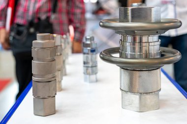 pnömatik hidrolik sistem ya da çeşitli sanayi ürünlerinin hava sıvı transferi için yüksek basınçlı hortum montajlama aygıtı