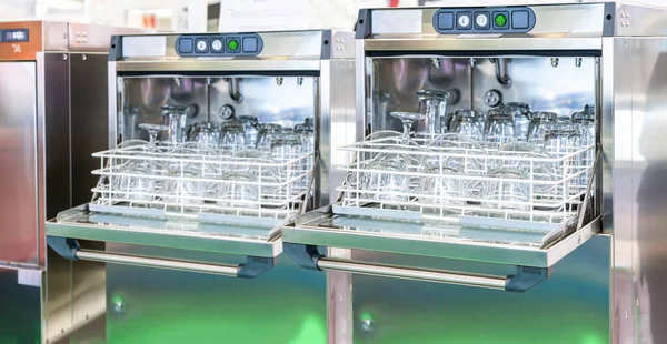 Su bardağı tabağı ve çay fincanı seti ya da mutfak ve restoran için otomatik bulaşık makinesi sepetinde taklacı.