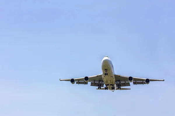 Vue Face Avion Commercial Passagers Fret Volant Sur Fond Ciel — Photo