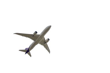 Ticari yolcu veya kargo taşımacılığı için uçak görüntüsü altında beyaz arka planda kırpma yolu ile izole uçuş