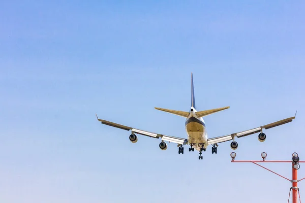 商务客运或货运飞机的后视镜在蓝天降落到机场 — 图库照片