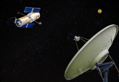 Uydu anten alıcısı ve uydu modeli birçok parlayan yıldız arka planına sahip (konsept fikir teknolojisi iletişimi )