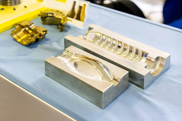 Yüksek hassasiyet ve kalite cnc makine merkezinden üretilen endüstriyel üretim şişeleri için plastik enjeksiyon veya üfleme metal küf