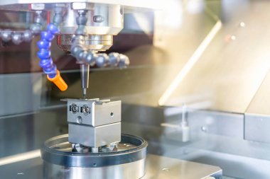 endüstriyel üretim süreci için yüksek hız ve doğruluk cnc otomatik makine merkezi ile iş parçası veya ürün ile çalışma aracı