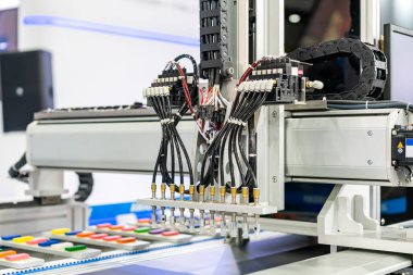 yüksek teknoloji ve hassas otomatik vakum veya seçim için vakum kabı - endüstriyel çizgide sürekli üretim sürecinin çeşitli ürünleri veya ürünleri