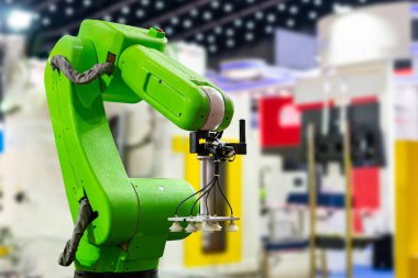 Hassas robot kolu ve otomatik vakum ya da çekme kabı - endüstriyel üretim sürecinde çeşitli malzeme levhaları veya ürün ürünleri taşımak