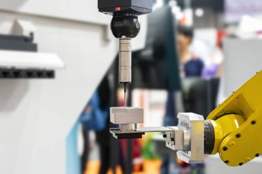 Teftiş sırasında otomatik koordinat ölçüm makinesi (CMM), robot kolu ve otomatik tutuş klempi ile üretim sürecinde endüstriyel motor için hassas bölümdür.