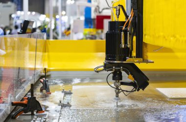 Sanayi çalışmalarının taş ya da metal levhalarını kesme işlemi sırasında hassas otomatik cnc yüksek hız ve basınçlı su jeti kesme makinesinin koltuk nozulasını kapat