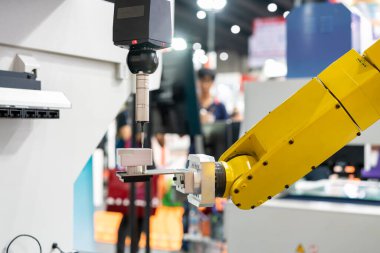 Teftiş sırasında otomatik koordinat ölçüm makinesi (CMM), robot kolu ve otomatik tutuş klempi ile üretim sürecinde endüstriyel motor için hassas bölümdür.