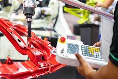 Adam teknisyen program komut bilgisi girin otomatik MIG kaynak makinesini kontrol etmek için kablosuz uzaktan geçiş ve montaj gövdesi parçası için robot tarafından kaynak yolu simülasyonu