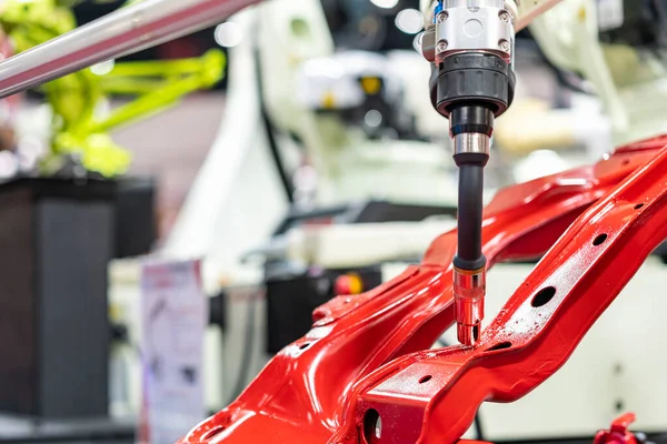 Elektrot silah tutucu veya mig kaynak makinesi ve robot tarafından montaj gövdesi otomobil parçası üretiminde kullanılan kaynak yolu simüle etti