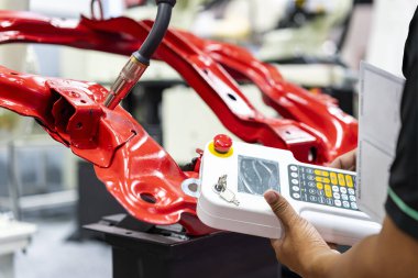 Adam teknisyen program komut bilgisi girin otomatik MIG kaynak makinesini kontrol etmek için kablosuz uzaktan geçiş ve montaj gövdesi parçası için robot tarafından kaynak yolu simülasyonu